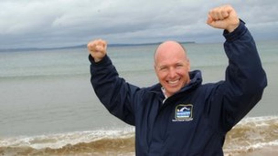 BBC News - Wayne Soutter makes history with North Channel swim