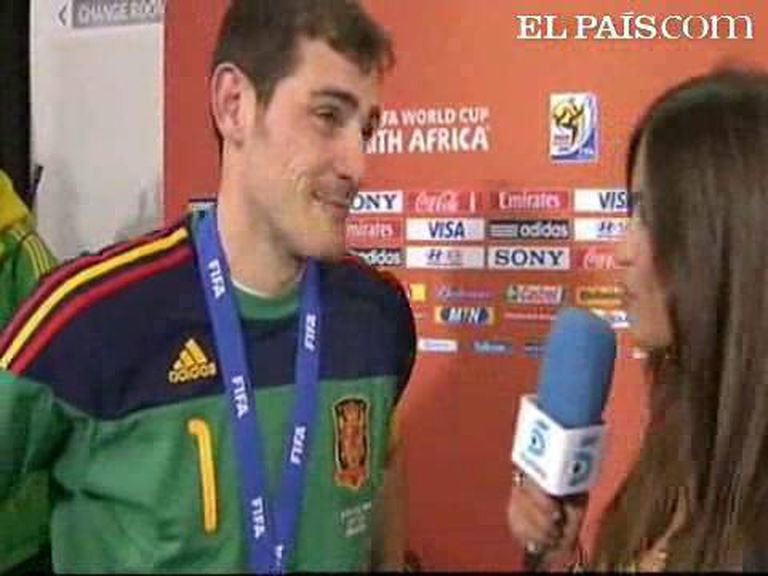 El beso de Iker Casillas y Sara Carbonero (Telecinco)