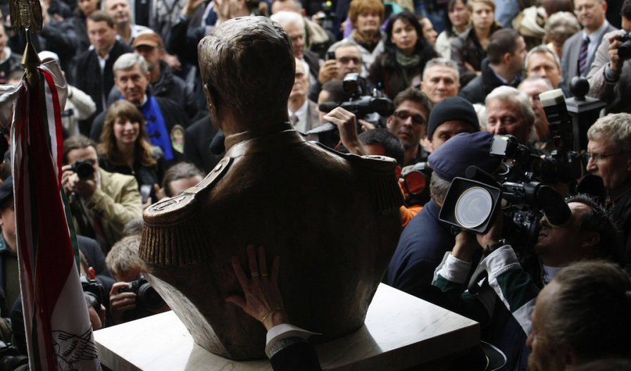 Statue of Hungarian war leader forces Jews to live in the dark shadow of history
